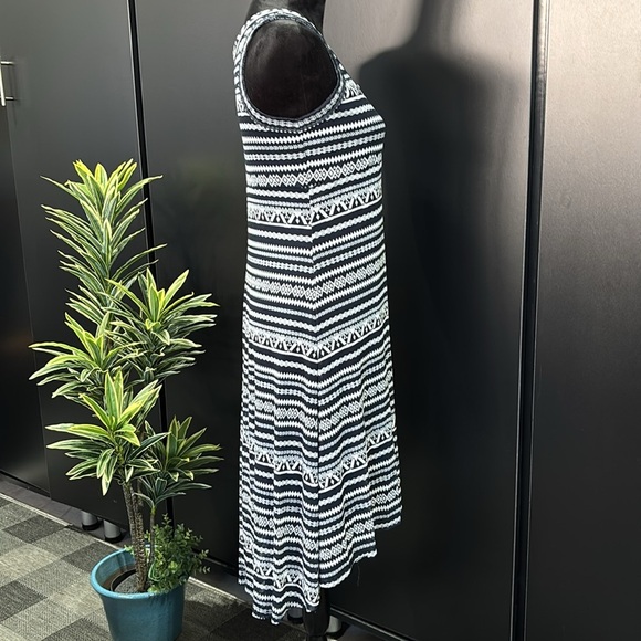 Karen Kane Hi Lo sleeveless, scoopneck,stretchy patterned,sheer,lined - Picture 6 of 15